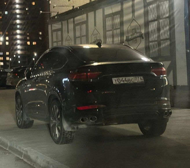 Geely Tugella мнит себя BMW X6 и старается парковаться соответственно | Источник: читатель 74.RU