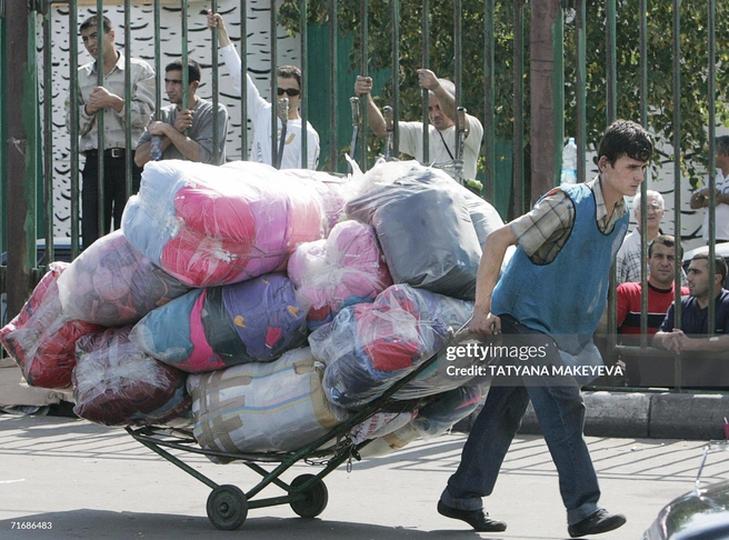 Торговцев не пускают на территорию рынка | Источник: TATYANA MAKEYEVA / Getty Images