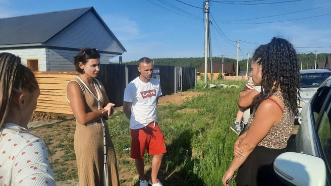 Уже вечером 24 июня жители Карлука смогли встретиться с директором «Спецавтохозяйства» | Источник: Виктор Лучкин / «ИрСити»