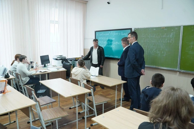 Награждение прошло в присутствии школьников | Источник: Виталий Визаулин