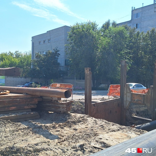 Напротив ворот бывшего «продольного» водопровода расположена врезка временной трубы | Источник: Александр Лисихин / 45.RU