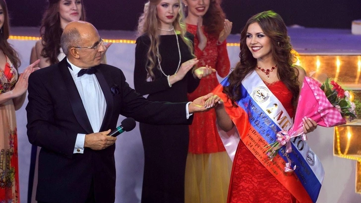 Александр Запесоцкий на конкурсе красоты вуза | Источник: Соцсети