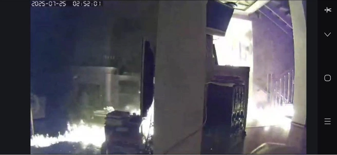Огонь вспыхнул на первом, и потом на втором этаже | Источник: скриншот с камеры наблюдения