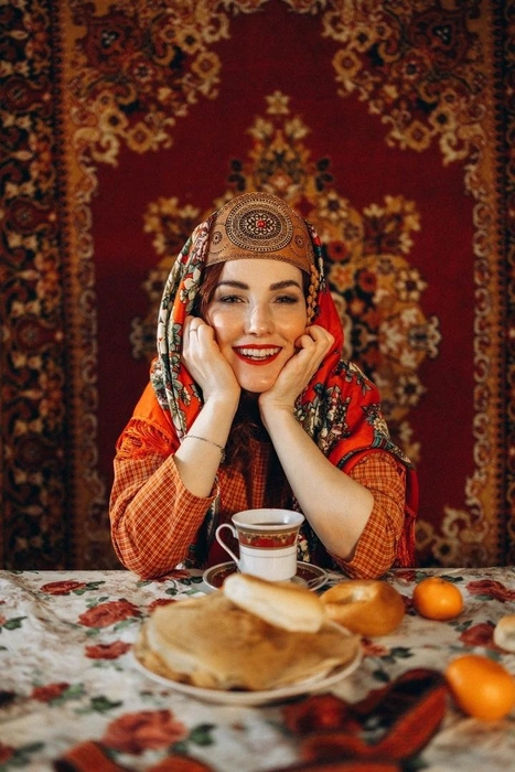 Наша собеседница с удовольствием говорит на коми-языке и примеряет национальные костюмы | Источник: Алина Климова