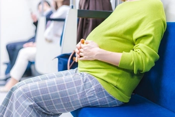 «Мамаша, ваша беременность — не наша проблема»: должны ли мы уступать в транспорте будущим матерям