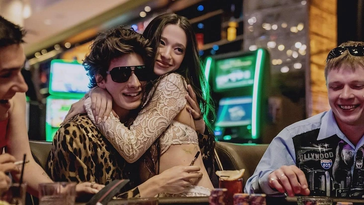 Кадр из фильма «Анора»