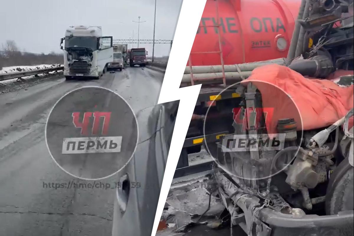 На подъезде к Красавинскому мосту копится пробка. В жесткий замес попали четыре фуры