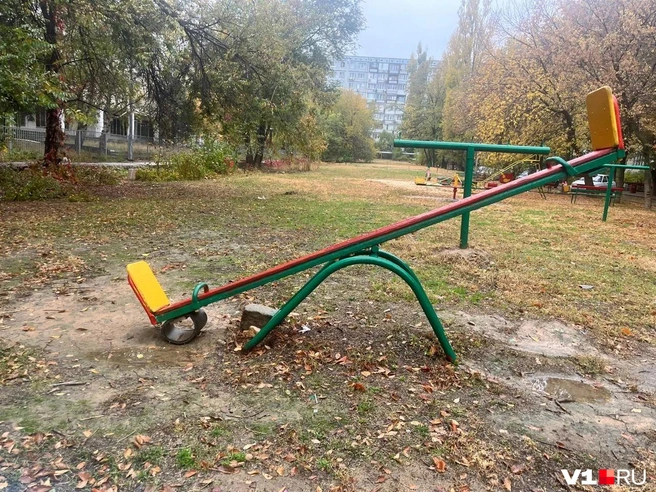 Именно этот кусок бетона у качели стал причиной травмы Игоря | Источник: читатель V1.RU Даниил