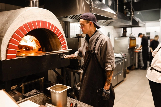 Блюда, приготовленные на гриле Josper и дровяной печи, приобретают неповторимый вкус и аромат | Источник: Ресторанчик «Деликатес»