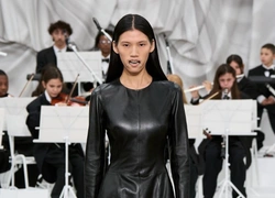 Фэшн-хоррор: Почему модели на шоу Maison Margiela весна-лето 2026 выглядели как из фильма ужаса?