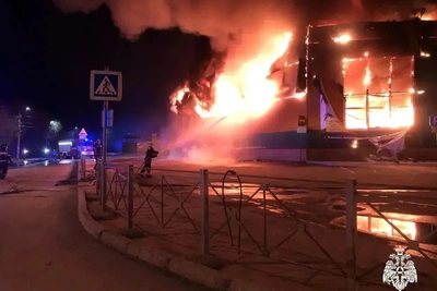 Пожар в ТЦ «Апельсин» в Искитиме тушили более четырех часов
