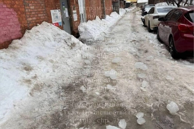 В Туле снег с крыш повреждает машины и навесы