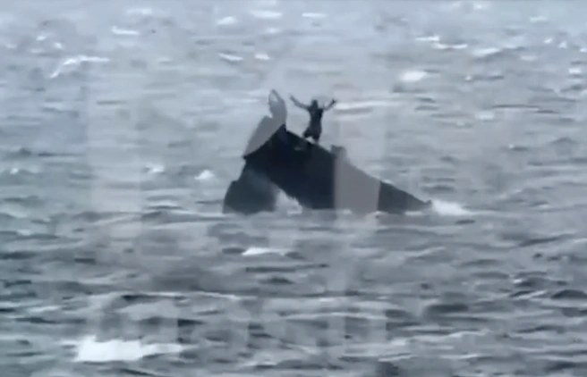 Судно перевернулось из-за сильного ветра | Источник: MASH / T.me