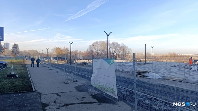 Пока гулять на берегу можно только по узкому тротуару вдоль улицы | Источник: Стас Соколов / NGS.RU