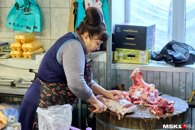 Сейчас люди пытаются не потерять связь с продавцами, у которых покупали годами | Источник: Дмитрий Толстошеев / MSK1.RU