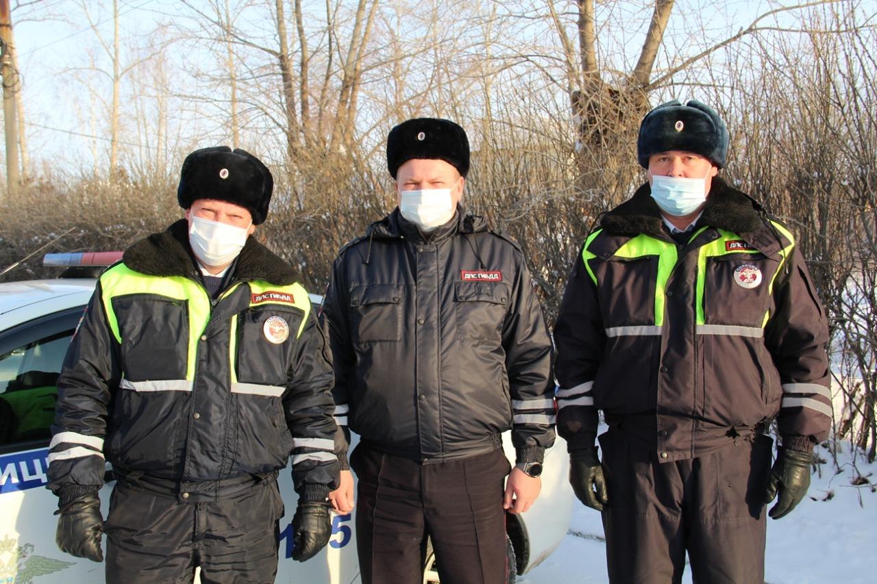 В Верхней Пышме полицейские спасли пять человек из горящего дома - 29  ноября 2021 - Е1.ру