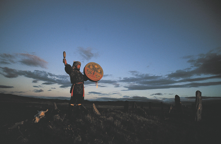 Навигатор для потустороннего мира: как читать символы на бубне сибирского шамана