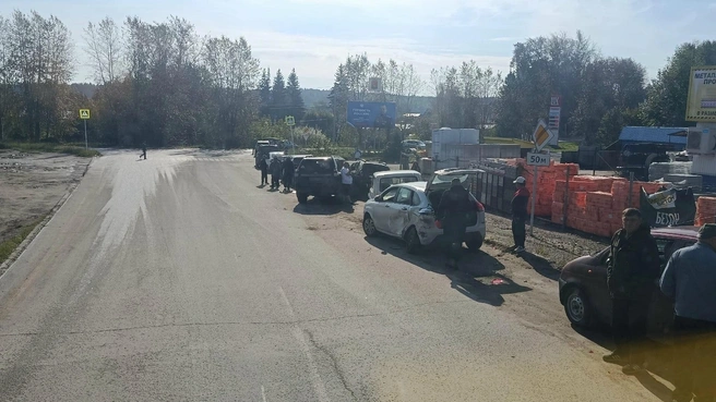 Водитель внедорожника протаранил машины, стоящие в очереди на заправку | Источник: Подслушано Полазна / Vk