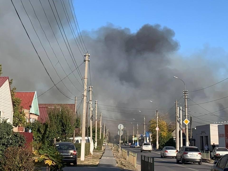 Рабочий поселок под Волгоградом окутал черный дым из-за крупного пожара — видео 