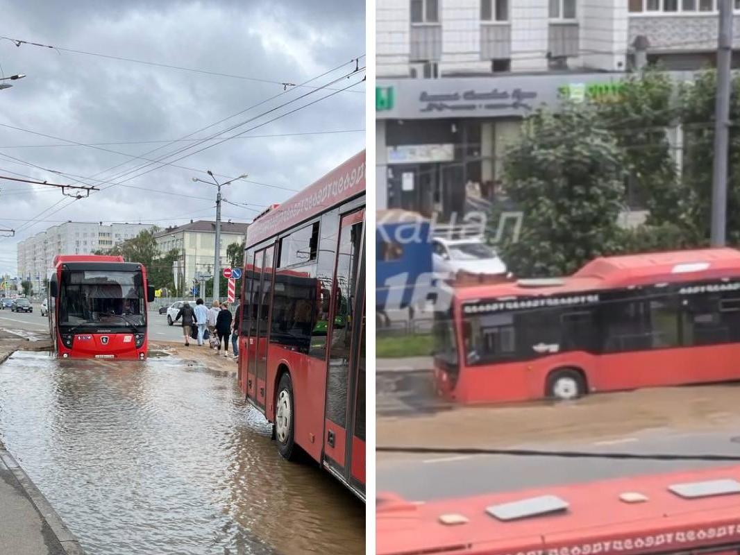 «Помогите водителю автобуса. Давно сидит». В центре Казани автобус провалился в огромную яму с водой прямо на остановке