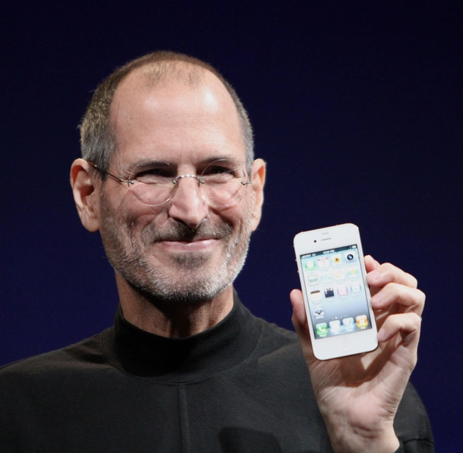 Стив Джобс демонстрирует iPhone 4 на Всемирной конференции для разработчиков 2010 года. | Источник: Мэттью Йохе / wikipedia / CC BY-SA 3.0