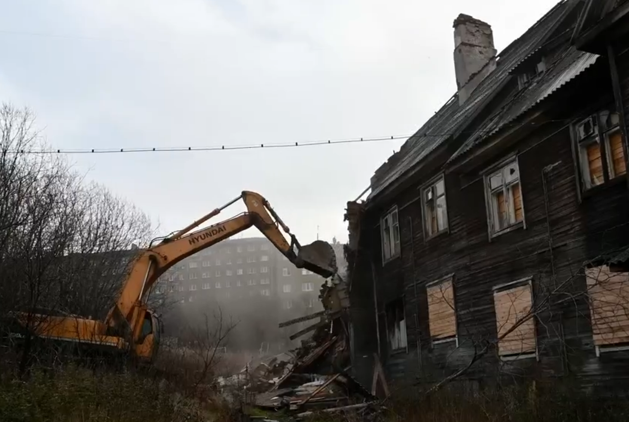 В Мурманске снесли «деревяшку» 1935 года постройки — видео