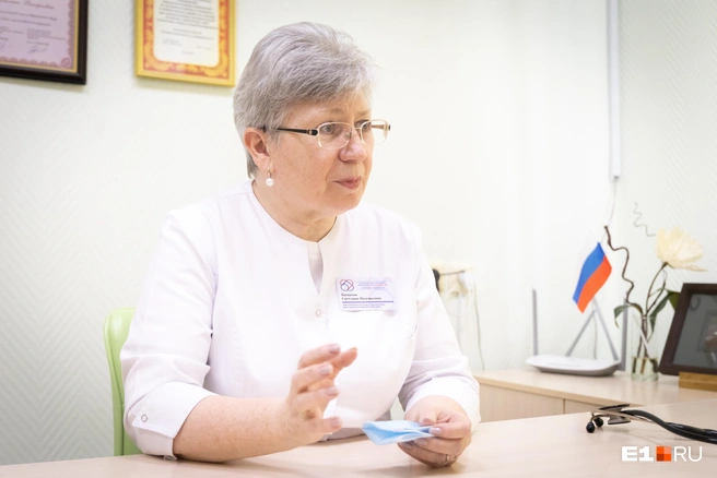 Кардиолог признается: к потерям пациентов невозможно привыкнуть, с годами легче принимать смерть не получается. Главное для нее&nbsp;— сделать максимум, чтобы спасти человека | Источник: Владислав Лоншаков / E1.RU