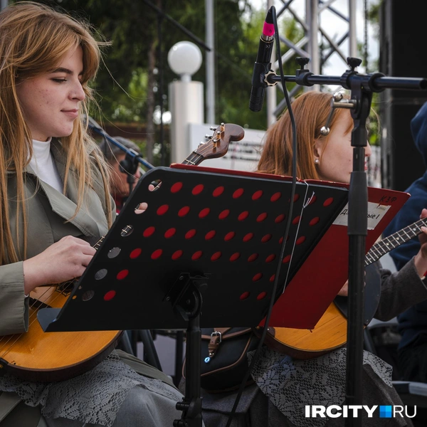 На главной сцене, которая расположилась возле драматического театра, выступали артисты Иркутского филармонического русского оркестра | Источник: Арсений Чекмарев / «ИрСити»