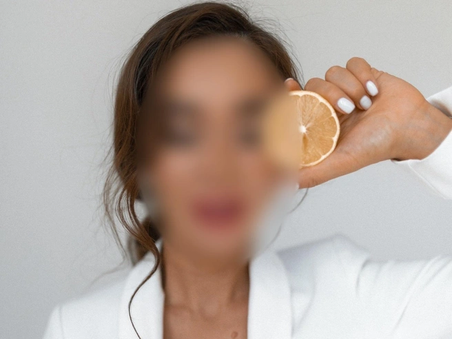 Руководит клиникой Elmas 34-летний дерматовенеролог Говхер Абдыллаева | Источник: Косметолог — Москва / Тула / VK.com