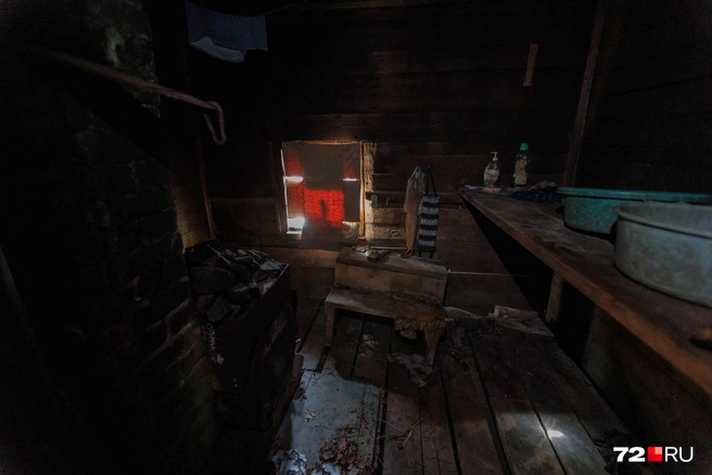 В маленьком доме просторная баня, которой до сих пор пользуется Лео | Источник: Ирина Шарова / 72.RU