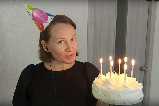 Как и в оригинальном ролике СК, девушка держит торт со свечками | Источник: Сергей Ухов / vk.com