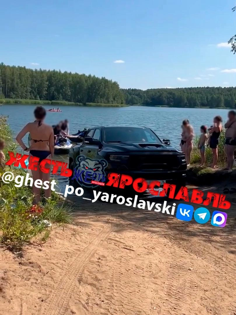 Гидроцикл сгружали из машины сразу в воду | Источник: Жесть Ярославль / Vk.com