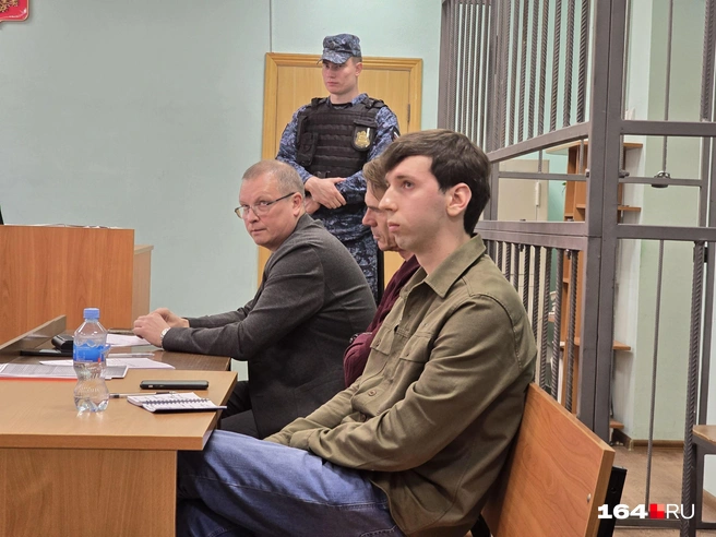 Обвиняемый и его адвокаты слушают показания матери потерпевшего | Источник: Семен Коротов-Майбах / 164.RU