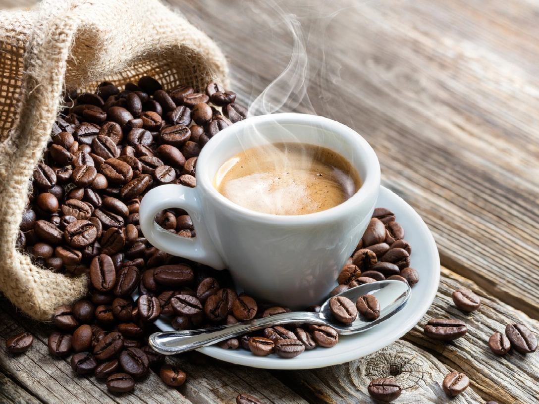 Сыр, лимон и яйцо: 10 необычных рецептов кофе со всего мира | marieclaire.ru