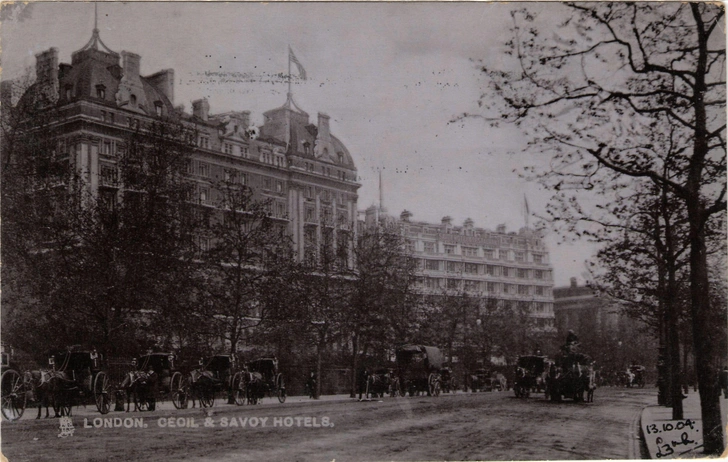 Почтовая открытка. Фасады отелей Cecil и Savoy, Лондон, 1909 | Источник: Wikimedia Commons 