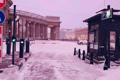 В Петербурге с стоянок вывезли свыше 2 тысяч кубов снега