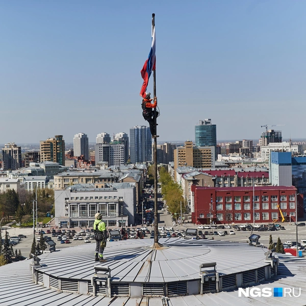 Сначала нужно было снять флаг России | Источник: Александр Ощепков / NGS.RU