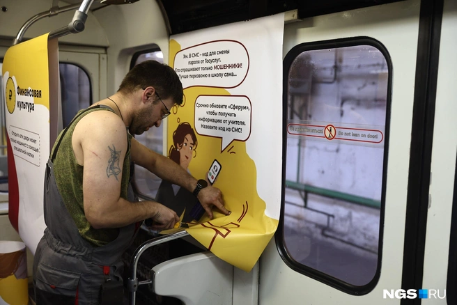 Техники-монтажники признаются, что читать информацию с постеров не успевают | Источник: Александр Ощепков / NGS.RU