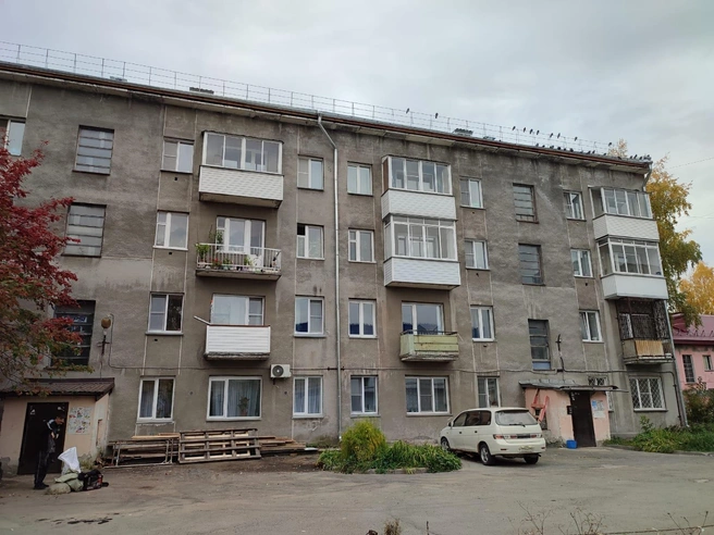 Окончательно доделать все в этом доме подрядчик должен до конца сентября 2025 года | Источник: Илья Калинин