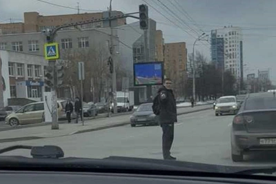 Народный регулировщик разрулил пробку на ВИЗе
