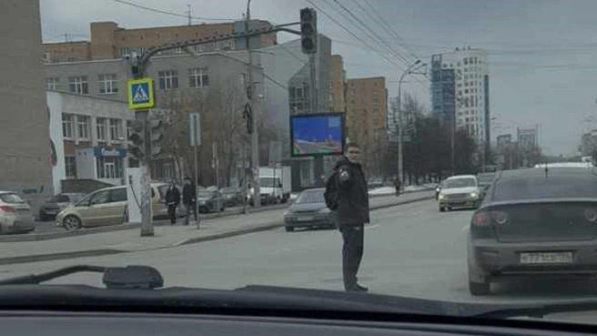 Екатеринбуржец разрулил ситуацию на перекрестке | Источник: читатель E1.RU