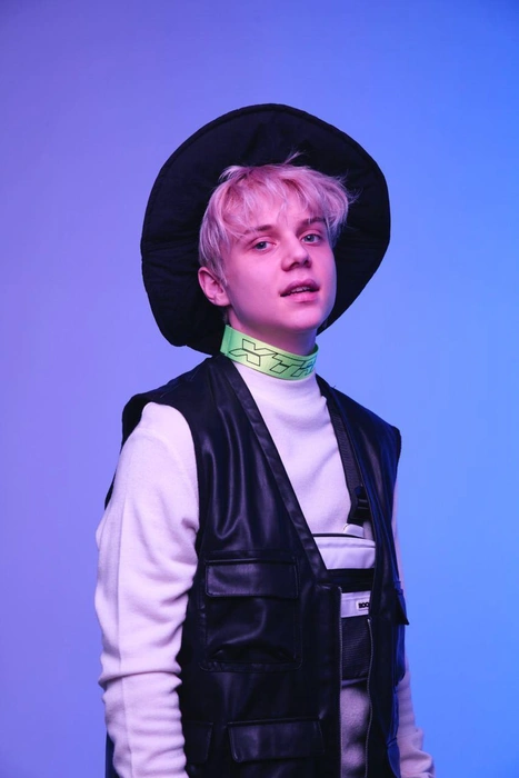 Когда-то Ваня был всего лишь маленьким мальчиком, точно таким же, как сто тысяч других мальчиков. Но потом его приручил продюсер, и они стали нужны друг другу | Источник: Ваня Дмитриенко / T.me