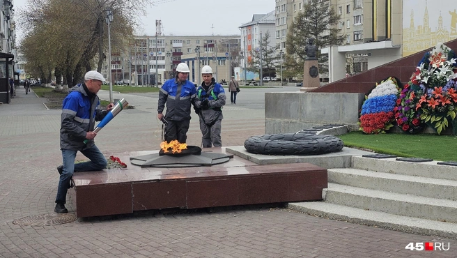 Пламя с Вечного огня переносили с помощью факела | Источник: Дарья Никитченко / 45.RU