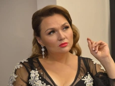 «Один человек хочет остаться в браке…»: Ангарская откровенно о трудностях развода с мужем-иностранцем