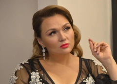 «Один человек хочет остаться в браке…»: Ангарская откровенно о трудностях развода с мужем-иностранцем
