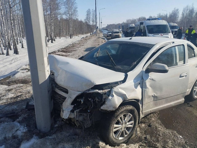 Автомобиль Chevrolet Cobalt после столкновения врезался в дорожный столб. | Источник: Госавтоинспекция Челябинской области / T.me