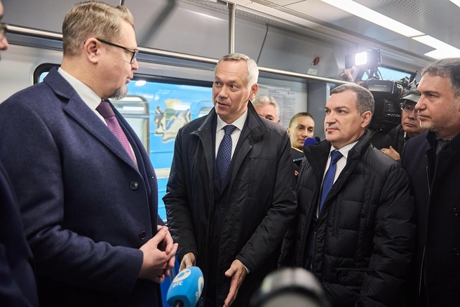 Сегодня у главы региона были все шансы почувствовать себя пассажиром метро в час пик: и первые лица города и области, и журналисты сели в один вагон | Источник: Александр Ощепков / NGS.RU