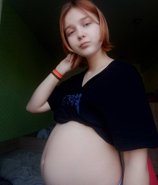 13-летняя беременная показала живот на пятом месяце