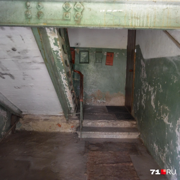 Так выглядит один из подъездов дома | Источник: Максим Улитов / 71.RU