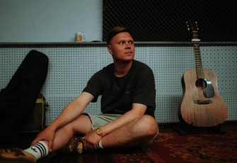 «Нас ссорили поезда, но мирил нас пустой вокзал»: в чем смысл песни «Поезда» Жени Трофимова